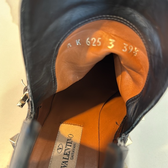 2.5” bootie all leather Valentino Garavani size 39.5, Made in Italy. - Picture 6 of 6